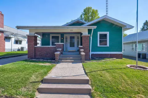 805 W 4th St, Bicknell, IN 47512
