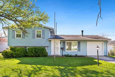 906 Buckingham Dr, Fort Wayne, IN 46825