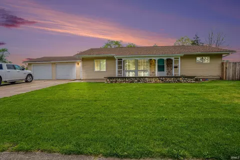 1207 Manchester Dr, South Bend, IN 46615