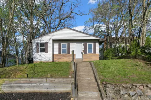 1225 S 27th St, South Bend, IN 46615