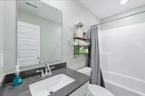 Bath - 9208 Larson Dr, Pendleton, IN 46064 photo 3 of 3