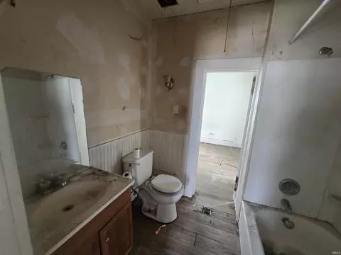 Bath - 830 Eckman St, South Bend, IN 46614 photo 1 of 2