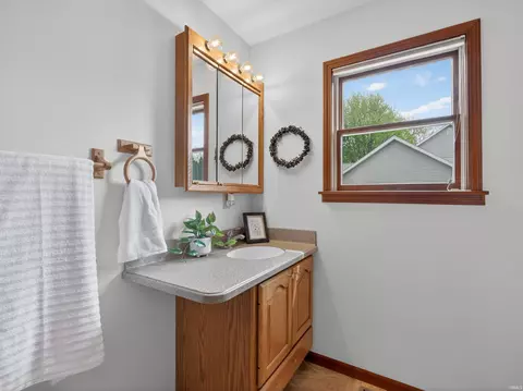 Bath - 4693 E Sunset Dr, Syracuse, IN 46567 photo 4 of 6
