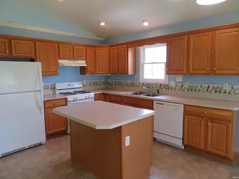 Kitchen - 19341 Yoder Dr, Goshen, IN 46528 photo 1 of 4