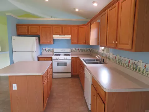 Kitchen - 19341 Yoder Dr, Goshen, IN 46528 photo 3 of 4