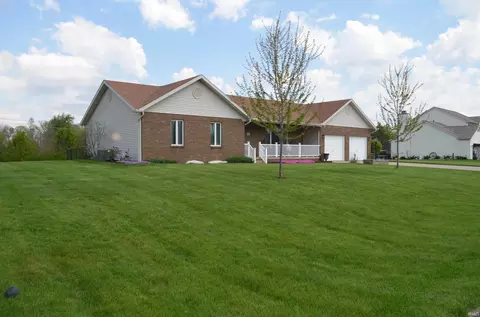 Exterior - 4660 E Cardinal Dr, Syracuse, IN 46567 photo 6 of 11