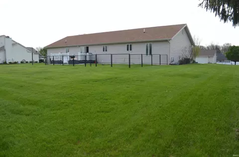 Exterior - 4660 E Cardinal Dr, Syracuse, IN 46567 photo 5 of 11