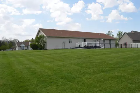 Exterior - 4660 E Cardinal Dr, Syracuse, IN 46567 photo 3 of 11