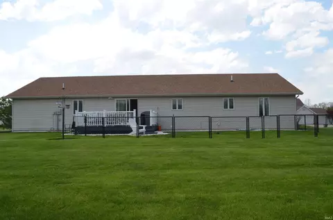 Exterior - 4660 E Cardinal Dr, Syracuse, IN 46567 photo 4 of 11