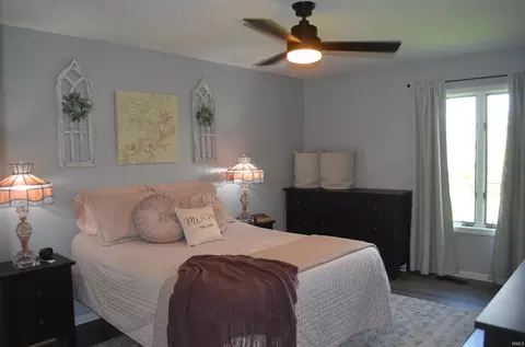 Bedroom - 4660 E Cardinal Dr, Syracuse, IN 46567 photo 1 of 4