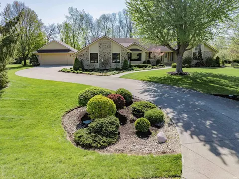 2821 Emerald Lake Dr, Fort Wayne, IN 46804