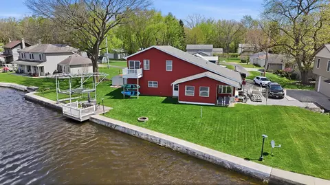 700 Lane 136 Turkey Lk, Hudson, IN 46747