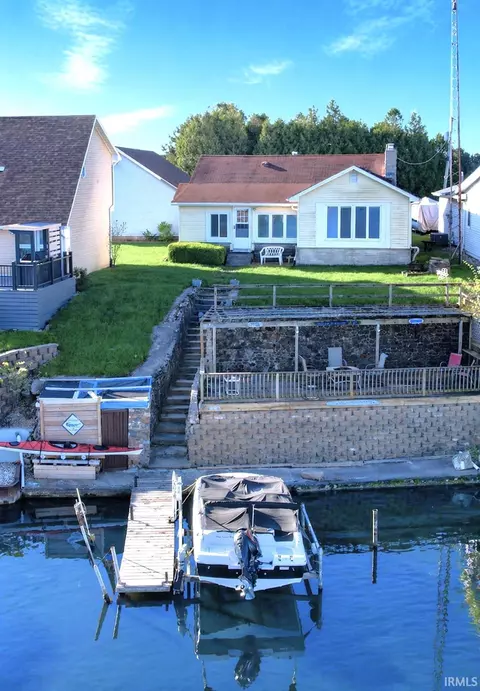 4863 Elmer Girtz Dr, Monticello, IN 47960