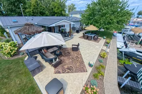 812 S Lakeside Dr, Syracuse, IN 46567