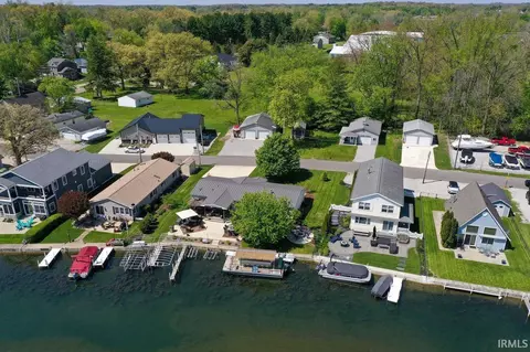 812 S Lakeside Dr, Syracuse, IN 46567