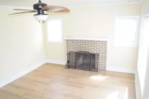 Living - 1113 W Oak St, Mitchell, IN 47446 photo 2 of 3