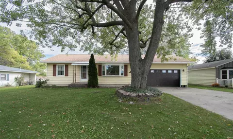 914 East Ave, Kendallville, IN 46755