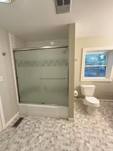 Bath - 1310 E Prairie Dr, Bloomington, IN 47408 photo 3 of 4