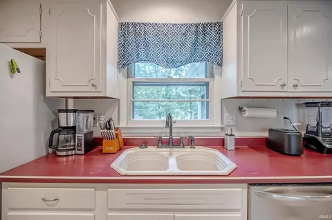 Kitchen - 1325 Elliston Dr, Bloomington, IN 47401 photo 3 of 5