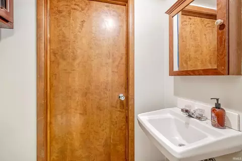 Bath - 1325 Elliston Dr, Bloomington, IN 47401 photo 4 of 4