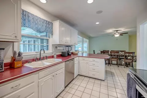 Kitchen - 1325 Elliston Dr, Bloomington, IN 47401 photo 4 of 5