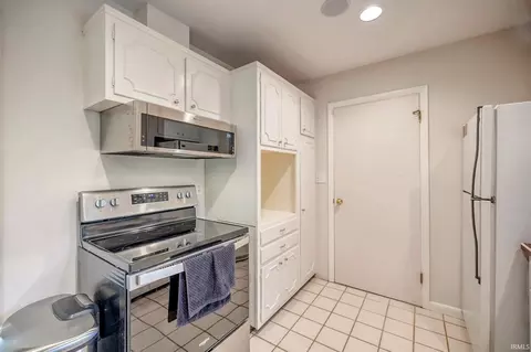 Kitchen - 1325 Elliston Dr, Bloomington, IN 47401 photo 2 of 5