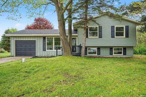 52283 Reynolds Dr, Bristol, IN 46507