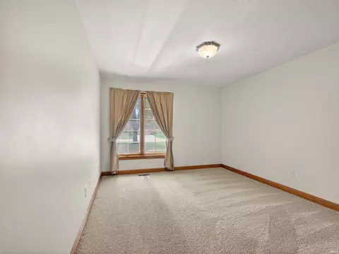 Bedroom - 1908 Bent Tree Ct, Auburn, IN 46706 photo 7 of 8