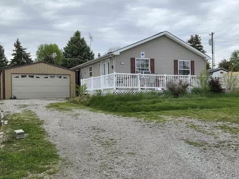 9827 N Lincoln Rd, Syracuse, IN 46567