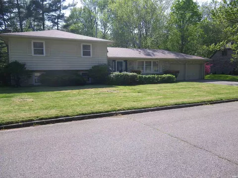 516 Holly Hill Dr, Evansville, IN 47710
