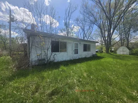 5784 S Woodland Ln, Warsaw, IN 46580