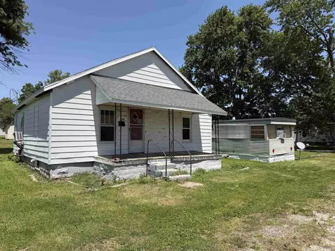315-311 W Division St, Oakland City, IN 47660