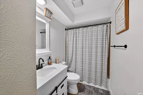 Bath - 51246 Shady Ln, Elkhart, IN 46514 photo 4 of 5