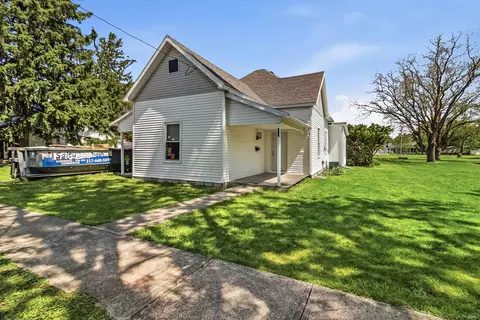 109 E 8th St, Matthews, IN 46957