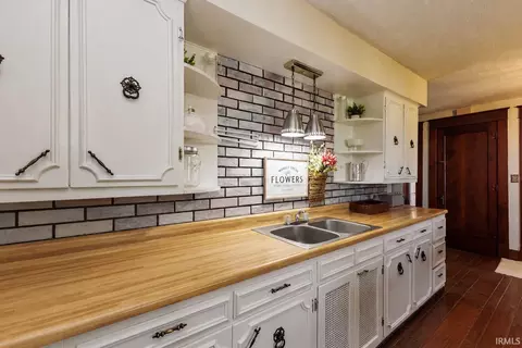 Kitchen - 10660 E Windsor Rd, Selma, IN 47383 photo 2 of 2