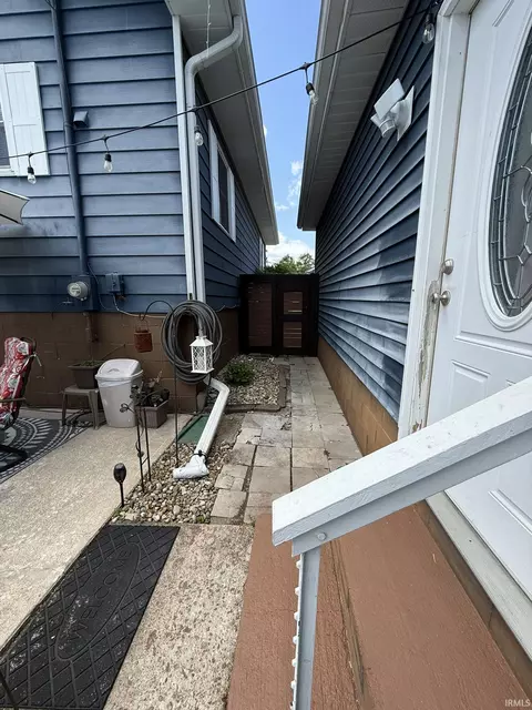 Exterior - 626 V St, Bedford, IN 47421 photo 4 of 8