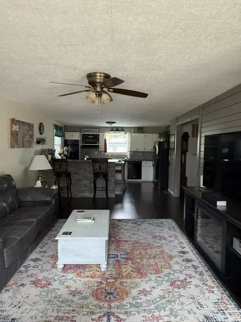 Living - 626 V St, Bedford, IN 47421 photo 2 of 3