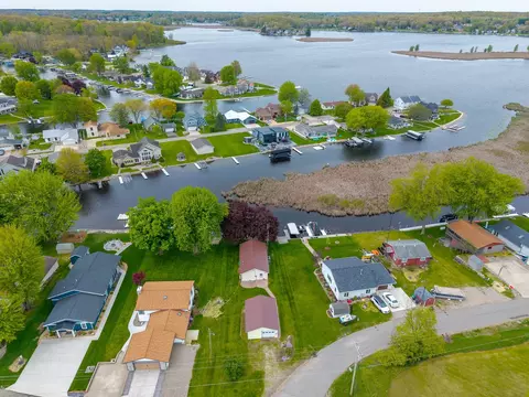 380 Lane 852 Snow Lk, Fremont, IN 46737