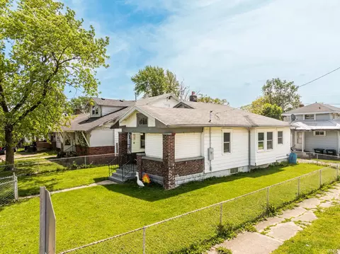 221 W Memorial Dr, Muncie, IN 47302