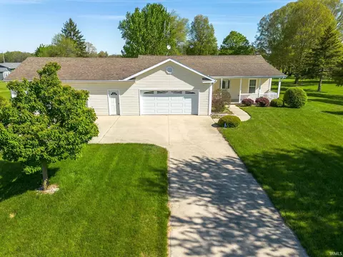 6430 N Maple Crest Dr, Orland, IN 46776