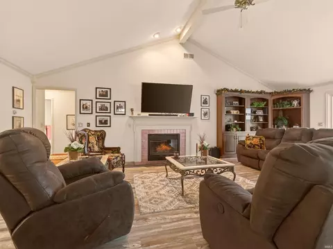 Living - 1122 Packard Pl, Auburn, IN 46706 photo 2 of 4