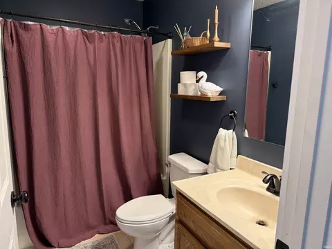 Bath - 615 Hart Dr, Dunkirk, IN 47336 photo 2 of 4