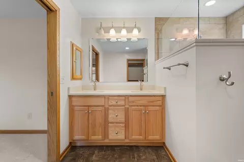 Bath - 715 Riverview Dr, Kokomo, IN 46901 photo 2 of 3