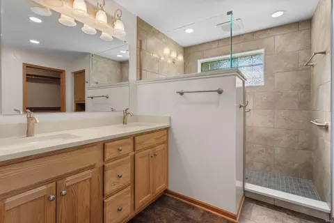 Bath - 715 Riverview Dr, Kokomo, IN 46901 photo 1 of 3