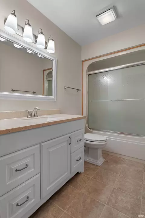 Bath - 715 Riverview Dr, Kokomo, IN 46901 photo 3 of 3