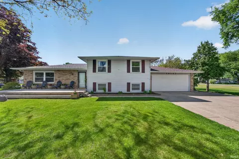 56563 Pinecrest Dr, Elkhart, IN 46516