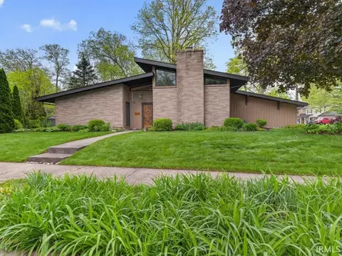 1723 Forest Downs Dr, Fort Wayne, IN 46815
