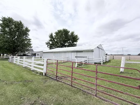 Exterior - 8902 S 900 E Rd, Walkerton, IN 46574 photo 12 of 15