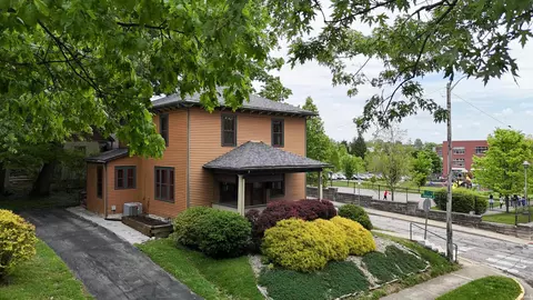 702 W 7th St, Bloomington, IN 47404
