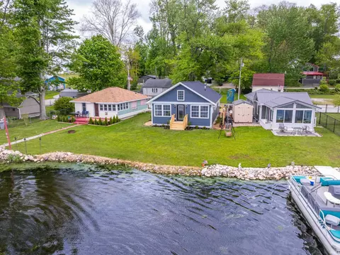 1013 N Edgewater St, Silver Lake, IN 46982